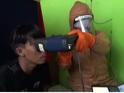 Pakai APD Lengkap, Petugas Disdukcapil Parepare Layani Perekaman e-KTP