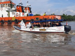 Polairud Polda Sumsel Evakuasi 9 ABK Pengangkut Kayu, 5 Positif Corona