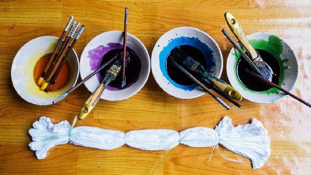 Ilustrasi tie dye preparing water color palette for tie dye fabric