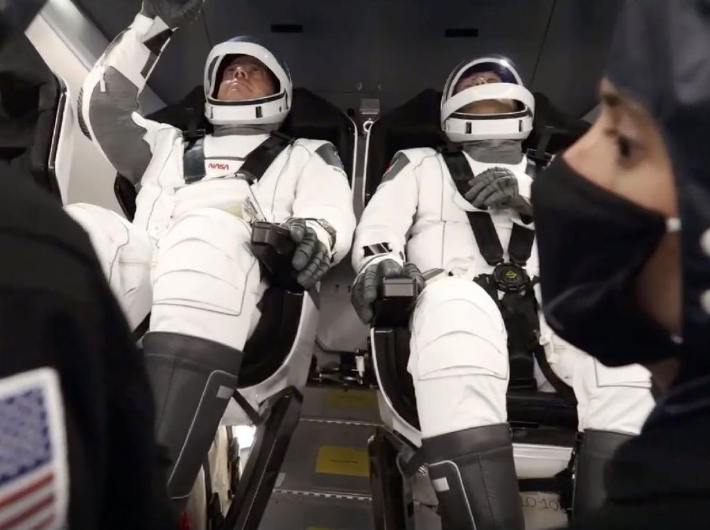 Pesawat SpaceX Menuju Bumi Bawa Pulang Astronaut NASA