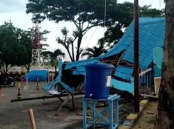 Kapal Penumpang di Kendari Sultra Tabrak Gapura Ruang Tunggu Pelabuhan