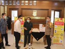 Polda Jatim Siap Salurkan 20 Ton Beras untuk Warga Terdampak COVID-19