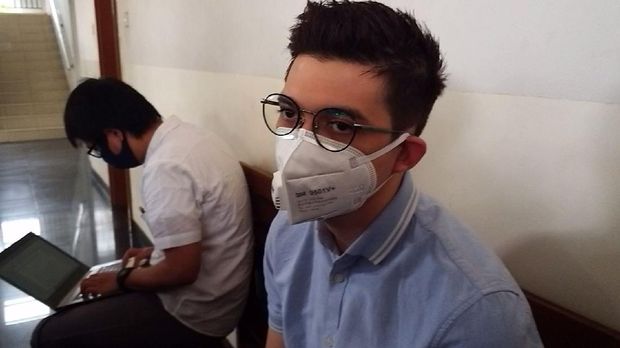 Irwansyah di sidang Wawan