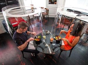 Terapkan Social Distancing Pengunjung di Resto Ini Makan di Bawah Kap Lampu Transparan Terapkan Social Distancing Pengunjung di Resto Ini Makan di Bawah Kap Lampu Transparan