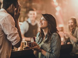 Jatuh Cinta Sejak Diwawancara, Wanita Lamar Bosnya yang Lebih Tua 45 Tahun