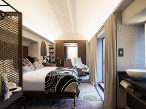 Hotel Keren dari Gerbong Kereta di Afrika, Lokasinya di Atas Jembatan