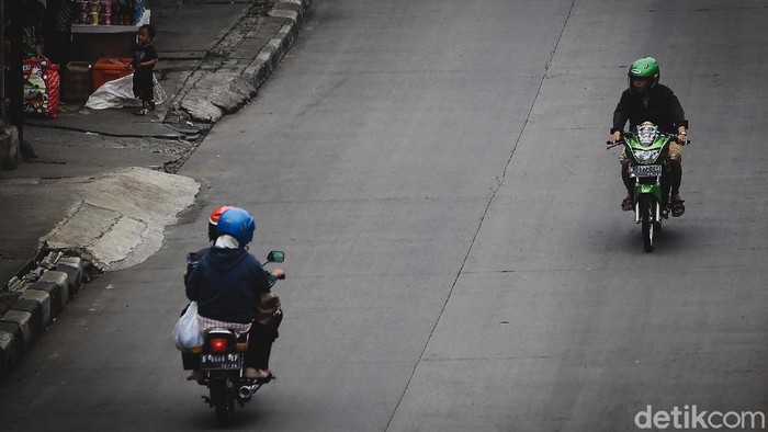 Sejumlah pengendara motor nekat lawan arah di kawasan Tanjung Barat, Jakarta. Tak sedikit pemotor yang nekat lawan arah demi persingkat waktu tempuh perjalanan.