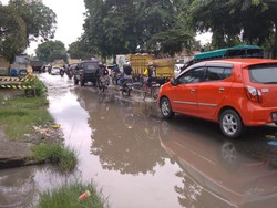 Alamak! Jalan Lintas Medan-Binjai Penuh Lubang dan Tergenang Air