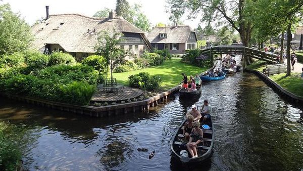 Potret Desa Indah Belanda Tanpa Jalan Raya