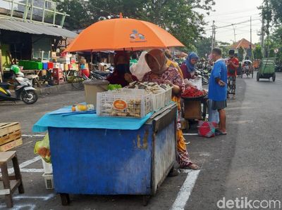Keren! Pasar Pegirian di Surabaya Terapkan Physical Distancing