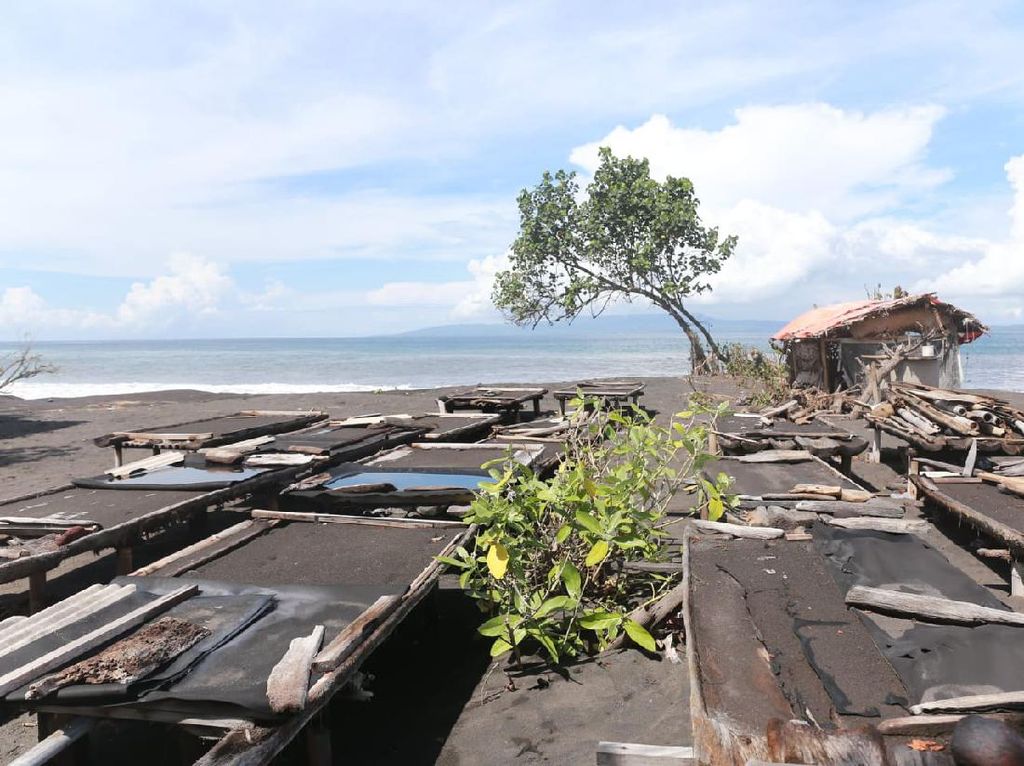 Petani di Klungkung Bali Keluhkan Tambak Garam Rusak Akibat Diterjang Ombak