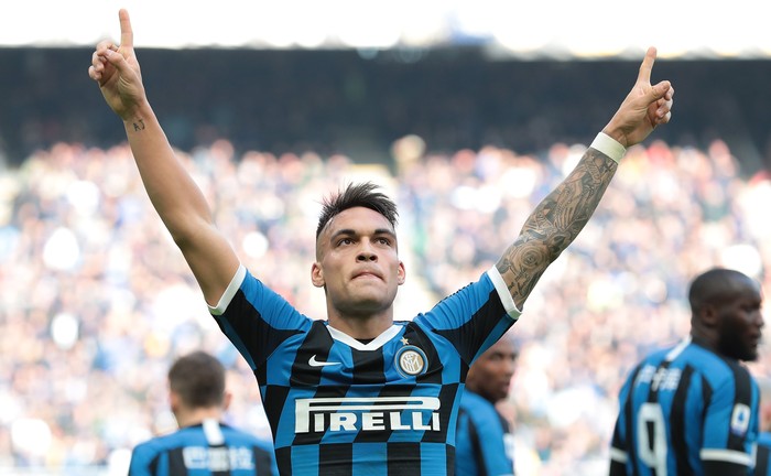 MILAN, ITALY - JANUARY 26:  Lautaro Martinez of FC Internazionale celebrates after scoring the opening goal during the Serie A match between FC Internazionale and Cagliari Calcio at Stadio Giuseppe Meazza on January 26, 2020 in Milan, Italy.  (Photo by Emilio Andreoli/Getty Images)