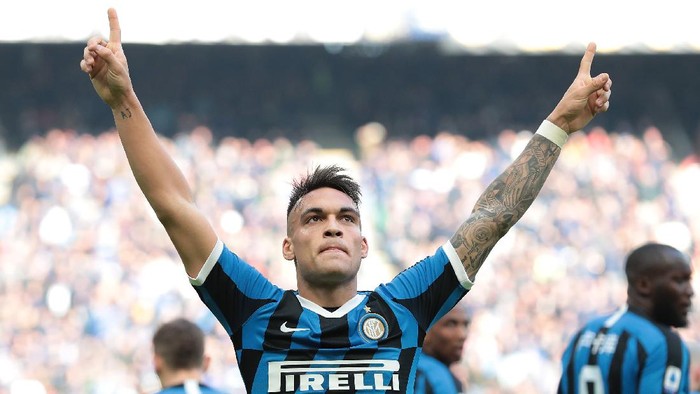 MILAN, ITALY - JANUARY 26:  Lautaro Martinez of FC Internazionale celebrates after scoring the opening goal during the Serie A match between FC Internazionale and Cagliari Calcio at Stadio Giuseppe Meazza on January 26, 2020 in Milan, Italy.  (Photo by Emilio Andreoli/Getty Images)