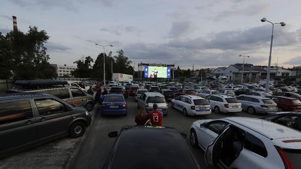 Suporter di Republik Ceko bisa menyaksikan laga sepak bola lewat bioskop.