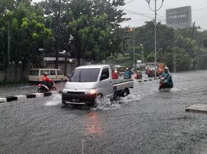 Diterjang Hujan Lebih 4 Jam, Jalanan di Kota Surabaya Tergenang