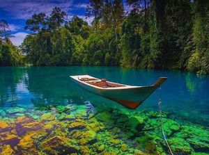 Terpesona Indahnya Labuan Cermin, Danau Cantik Dua Rasa