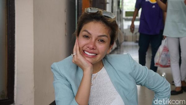 Gaya Nikita Mirzani di Sidang Kasus KDRT