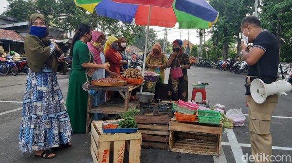 Memutus mata rantai penyebaran COVID-19, salah satu pasar di Surabaya menerapkan physical distancing dan sosial distancing. Seperti apa?