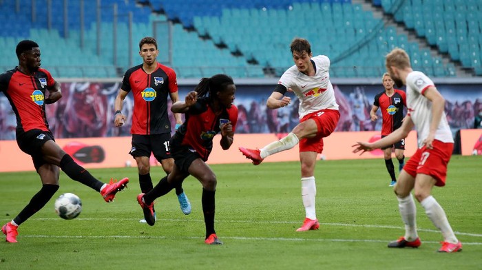 LEIPZIG, GERMANY - MAY 27: Patrik Schick (C) of Leipzig scores his teams 2nd goal during the Bundesliga match between RB Leipzig and Hertha BSC at Red Bull Arena on May 27, 2020 in Leipzig, Germany. The Bundesliga and Second Bundesliga is the first professional league to resume the season after the nationwide lockdown due to the ongoing Coronavirus (COVID-19) pandemic. All matches until the end of the season will be played behind closed doors. (Photo by Alexander Hassenstein/Getty Images)