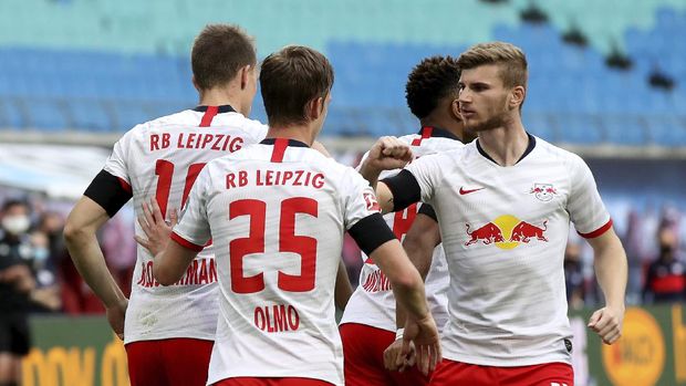 RB Leipzig vs Hertha Leipzig's Lukas Klostermann, left, celebrates with team mates and Timo Werner, right, after his side's opening goal during the German Bundesliga soccer match between RB Leipzig and Hertha BSC at the Red Bull Arena in Leipzig, Germany, Wednesday, May 27, 2020. The German Bundesliga is the world's first major soccer league to resume after a two-month suspension because of the coronavirus pandemic. (Alexander Hassenstein/Pool via AP)