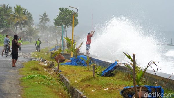 Penampakan Gelombang Tinggi Terjang Pantai Pangandaran