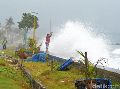 Penampakan Gelombang Tinggi Terjang Pantai Pangandaran