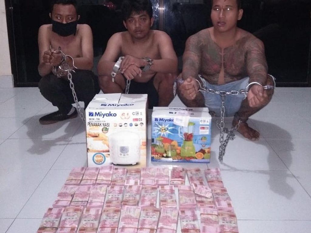 3 Pembobol ATM di Gianyar Bali Ditangkap, 1 WN Aljazair Diburu 3 Pembobol ATM di Gianyar Bali Ditangkap, 1 WN Aljazair Diburu