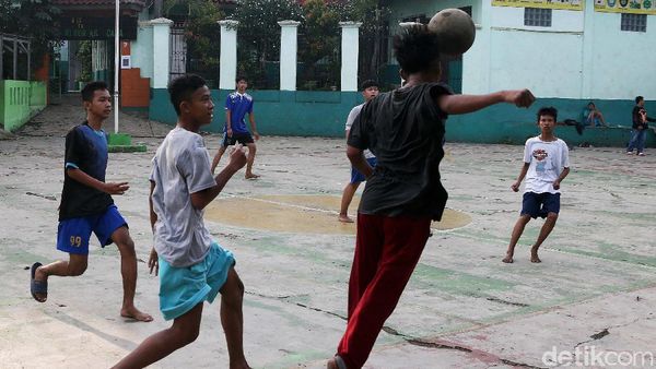 Waduh! di Tengah Pandemi, Anak-anak Ini Bermain Bola Tanpa Masker