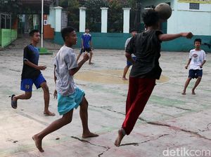 Waduh! di Tengah Pandemi, Anak-anak Ini Bermain Bola Tanpa Masker