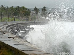 Belasan Kapal Nelayan di Tasik Rusak Dihantam Gelombang Tinggi