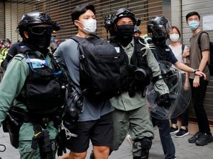 Polisi Hong Kong Tangkap 300 Orang dalam Demo RUU Lagu Kebangsaan China