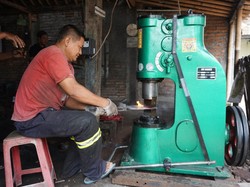 Perajin Cangkul di Klaten Bertahan di Tengah Persaingan Produk Impor