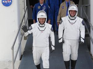 Melihat Canggihnya Baju Astronaut Buatan SpaceX