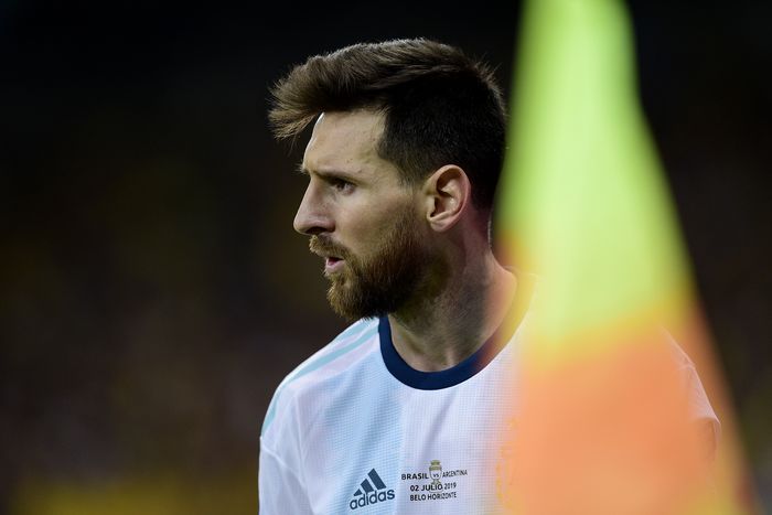 Messi BELO HORIZONTE, BRAZIL - JULY 02: Lionel Messi of Argentina looks on during the Copa America Brazil 2019 Semi Final match between Brazil and Argentina at Mineirao Stadium on July 02, 2019 in Belo Horizonte, Brazil. (Photo by Juliana Flister/Getty Images)