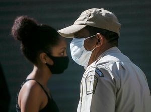Tolak Pakai Masker di Pesawat, 2 Warga Kanada Didenda Rp 14 Juta Tolak Pakai Masker di Pesawat, 2 Warga Kanada Didenda Rp 14 Juta