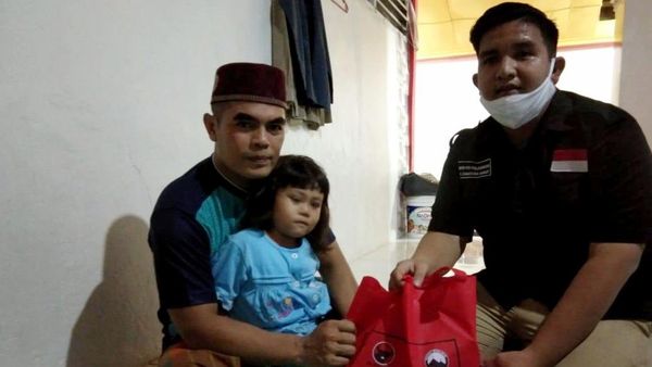 Tebar Paket Lebaran untuk Dai di Padang