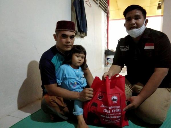 Tebar Paket Lebaran untuk Dai di Padang