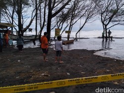 Nekat! Warga Terobos Garis Polisi Demi Nonton Gelombang Tinggi Pantai