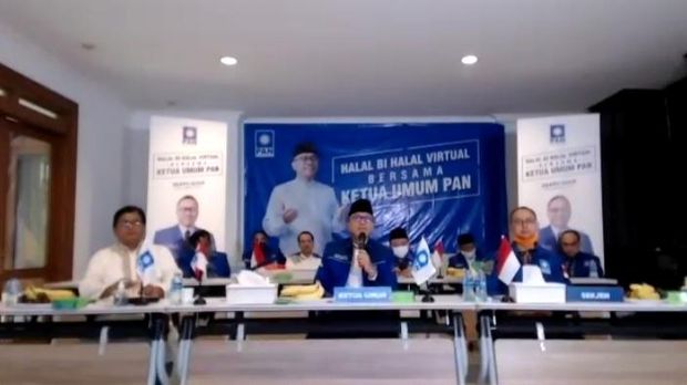 Ketum PAN Zulkifli Hasan bersama Sekjen PAN Eddy Soeparno (kanan) dan Waketum PAN Viva Yoga Mauladi (kiri)