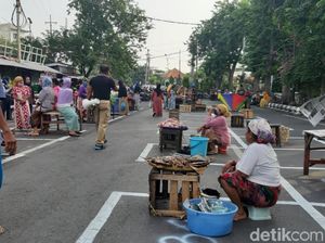 Potret Pasar Pegirian Surabaya Terapkan Physical dan Social Distancing
