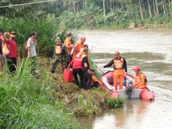 Seorang Warga Blitar Hilang Tenggelam Saat Cari Ikan di Sungai Brantas