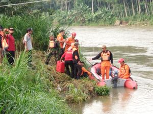 Seorang Warga Blitar Hilang Tenggelam Saat Cari Ikan di Sungai Brantas Seorang Warga Blitar Hilang Tenggelam Saat Cari Ikan di Sungai Brantas