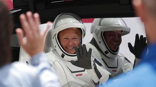 Misi Bersejarah, Intip Baju Astronaut Rasa Hollywood Buatan NASA dan SpaceX