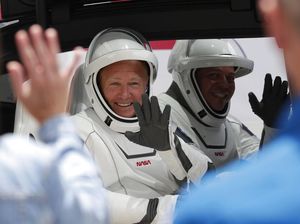 Misi Bersejarah, Intip Baju Astronaut Rasa Hollywood Buatan NASA dan SpaceX Misi Bersejarah, Intip Baju Astronaut Rasa Hollywood Buatan NASA dan SpaceX