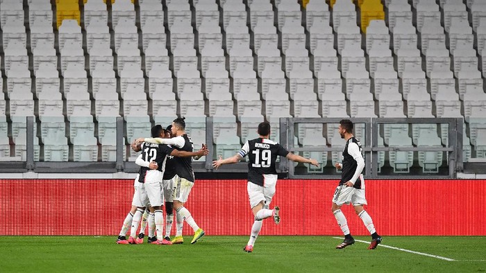 TURIN, ITALY - MARCH 08:  Aaron James Ramsey (L) of Juventus celebrates the opening goal with team mates during the Serie A match between Juventus and  FC Internazionale at Allianz Stadium on March 8, 2020 in Turin, Italy.  (Photo by Valerio Pennicino/Getty Images )