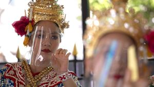 Penari di Thailand Jalani New Normal dengan Face Shield