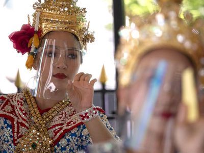 Penari di Thailand Jalani New Normal dengan Face Shield