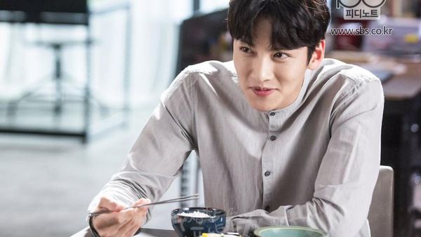 Ji Chang Wook, Si Tampan Pemeran Backstreet Rookie Saat Kulineran