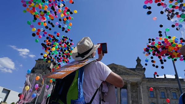 Demo Terkait Corona, Operator Bus Lepaskan 3.000 Balon Udara