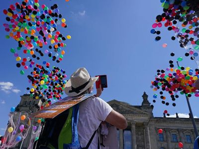 Demo Terkait Corona, Operator Bus Lepaskan 3.000 Balon Udara